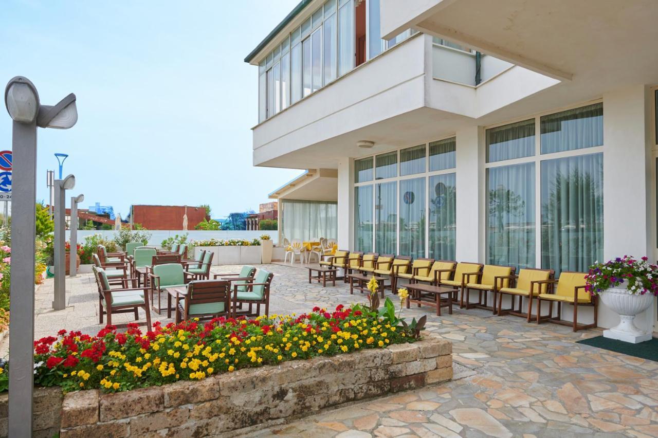 Hotel Caesar Bed And Breakfast Milano Marittima Buitenkant foto