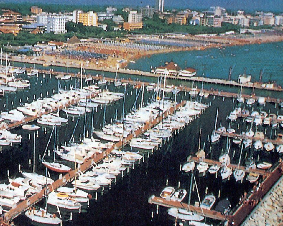Hotel Caesar Bed And Breakfast Milano Marittima Buitenkant foto