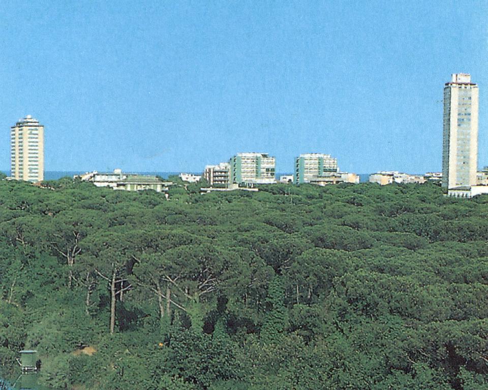 Hotel Caesar Bed And Breakfast Milano Marittima Buitenkant foto