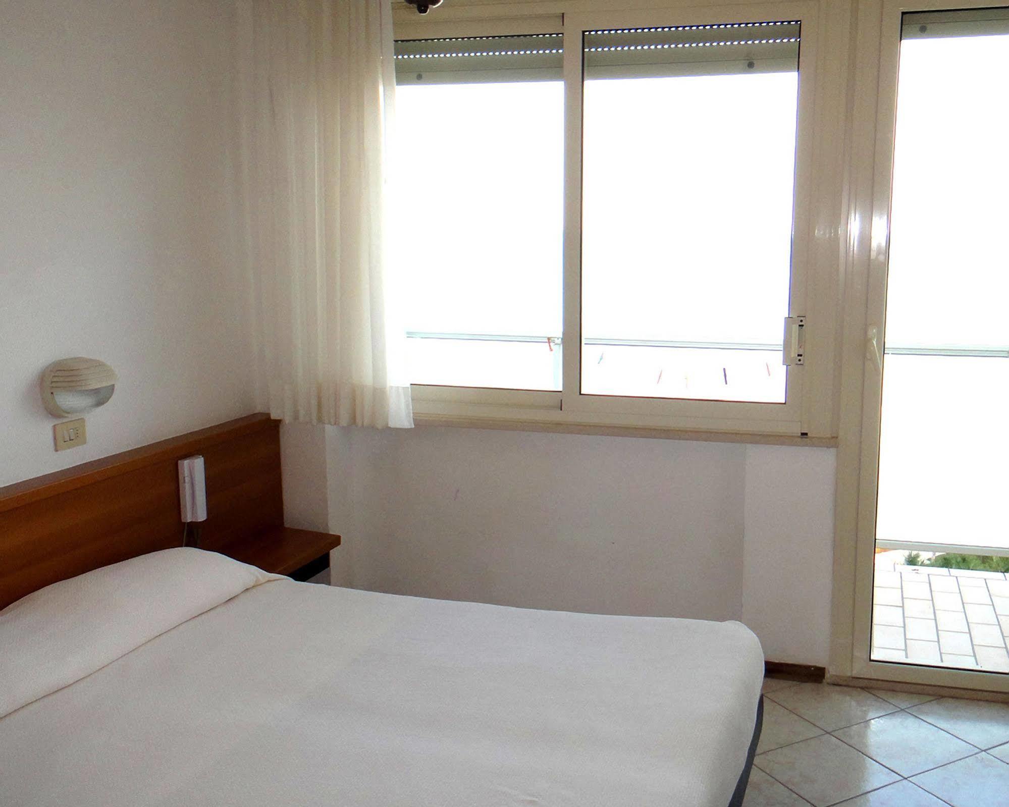Hotel Caesar Bed And Breakfast Milano Marittima Buitenkant foto