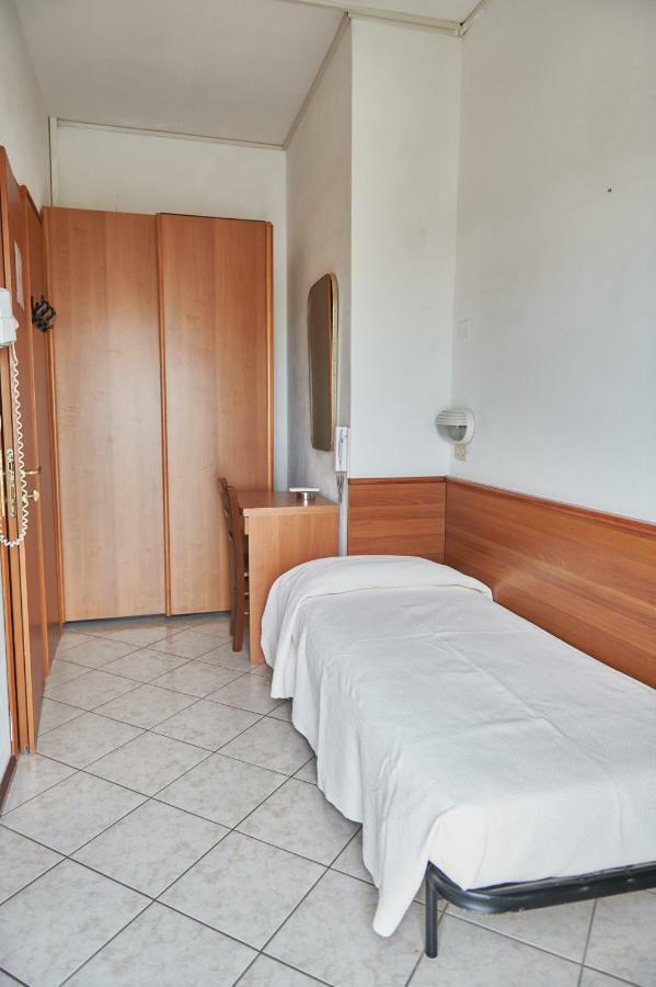 Hotel Caesar Bed And Breakfast Milano Marittima Buitenkant foto