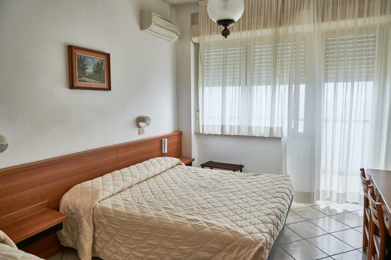 Hotel Caesar Bed And Breakfast Milano Marittima Buitenkant foto